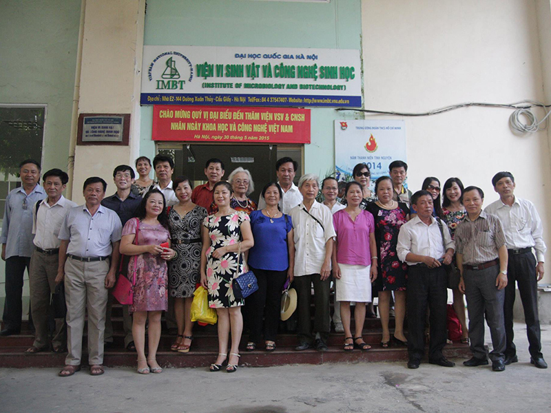 Cộng tác viên & bạn đọc Tác phẩm mới thăm Viện Vi sinh vật và Công nghệ Sinh học